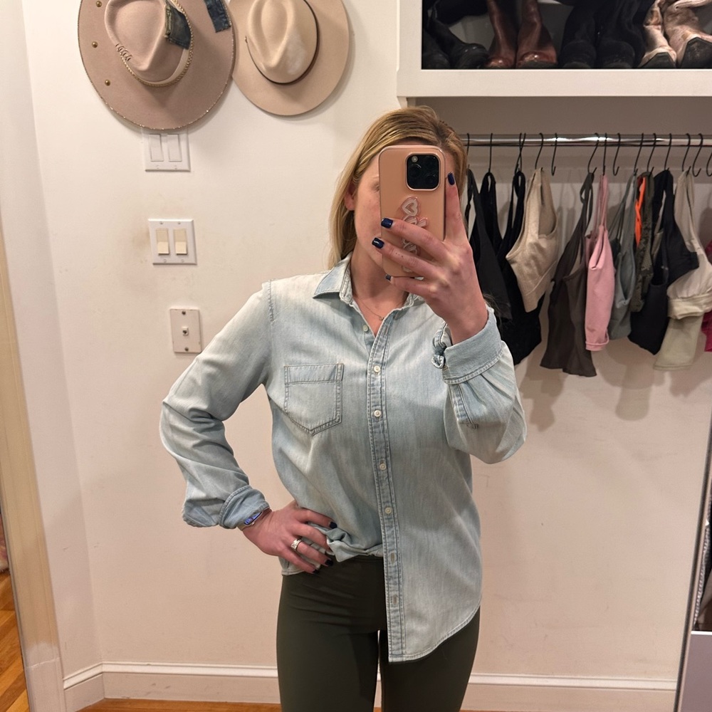 THE MOST COMFORTABLE SHIRT YOULL EVER OWN. Size M, JCrew Chambray Button Down